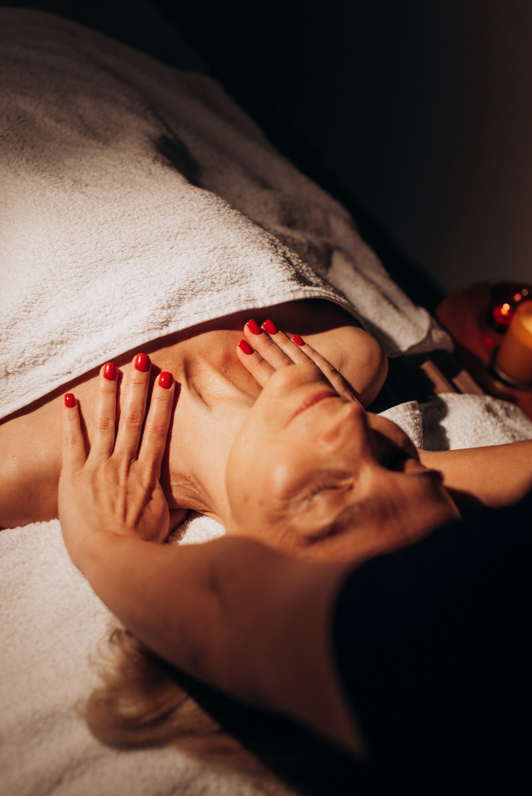 Массаж шейно-воротниковой зоны